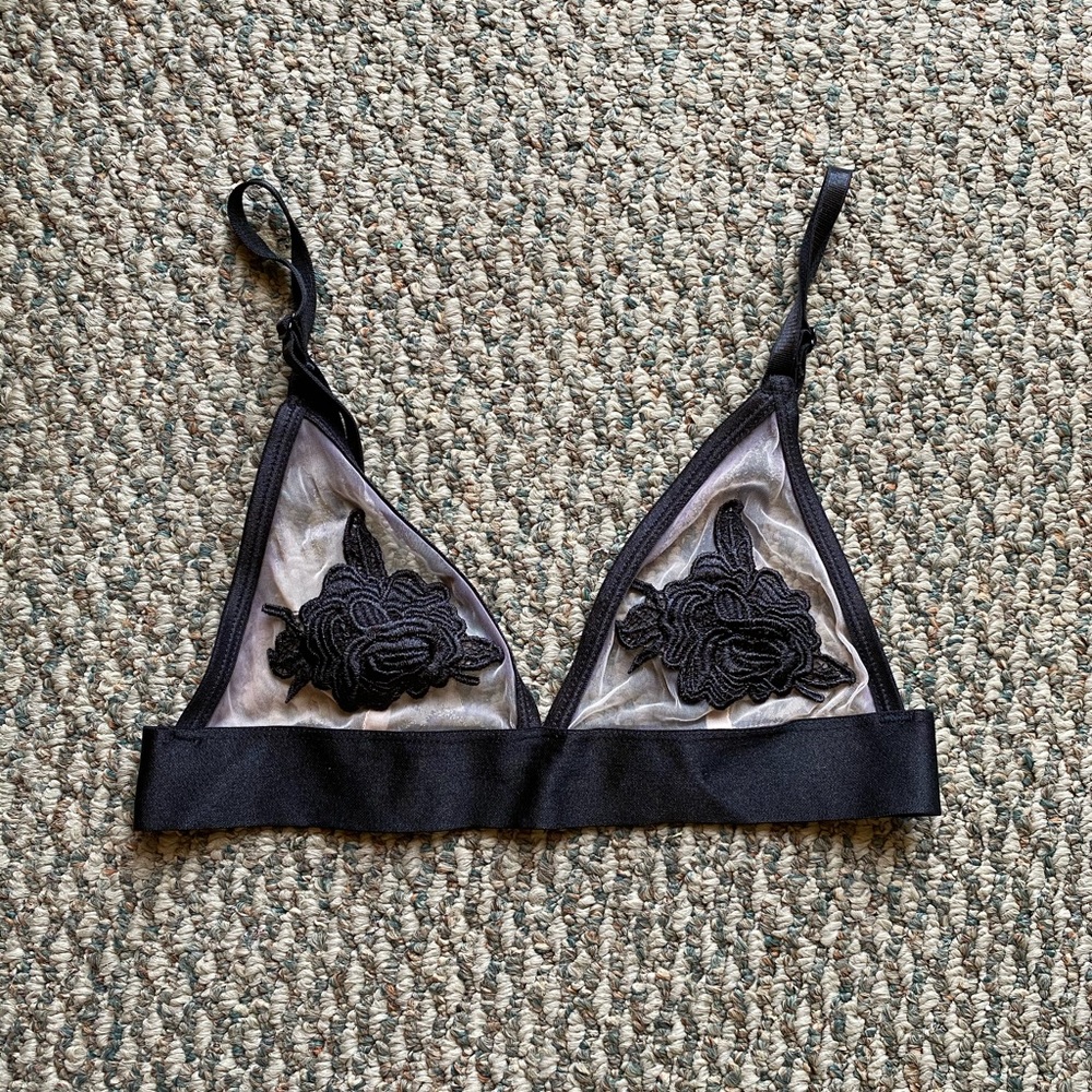 BLACKAND WHITE MESH URBAN OUTFITTERS BRA 💜
